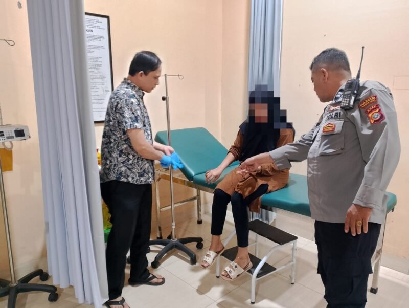 Personel Polsek Lueng Bata saat mengamankan pelaku AF alias Bedu (31) beserta barang bukti sebilah pisau kerambit yang digunakan untuk menganiaya mantan pacarnya di wilayah Kecamatan Lueng Bata, Banda Aceh, Selasa (2/6/2026) dini hari. 
