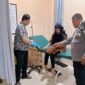 Personel Polsek Lueng Bata saat mengamankan pelaku AF alias Bedu (31) beserta barang bukti sebilah pisau kerambit yang digunakan untuk menganiaya mantan pacarnya di wilayah Kecamatan Lueng Bata, Banda Aceh, Selasa (2/6/2026) dini hari. 