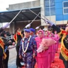 Prosesi pedang pora mewarnai pelepasan Brigjen Pol. (Purn) Wahyu Prihatmaka, S.H., M.H., yang memasuki masa purna bhakti (pensiun) setelah resmi menyerahkan jabatan Dirpolairud kepada Kapolda Aceh di Lampulo, Banda Aceh, Senin (1/6/2026). (Foto: Dok. Humas Polda Aceh)