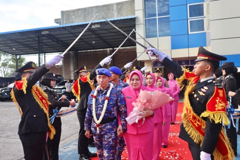 Prosesi pedang pora mewarnai pelepasan Brigjen Pol. (Purn) Wahyu Prihatmaka, S.H., M.H., yang memasuki masa purna bhakti (pensiun) setelah resmi menyerahkan jabatan Dirpolairud kepada Kapolda Aceh di Lampulo, Banda Aceh, Senin (1/6/2026). (Foto: Dok. Humas Polda Aceh)