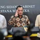 Menteri Sekretaris Negara, Prasetyo Hadi (tengah), didampingi Sekretaris Kabinet Teddy Indra Wijaya (kiri) dan Kepala Bakom RI Muhammad Qodari (kanan), saat memberikan keterangan pers terkait perombakan kepemimpinan Badan Gizi Nasional (BGN) di Istana Negara, Jakarta, Selasa (2/6/2026) malam.