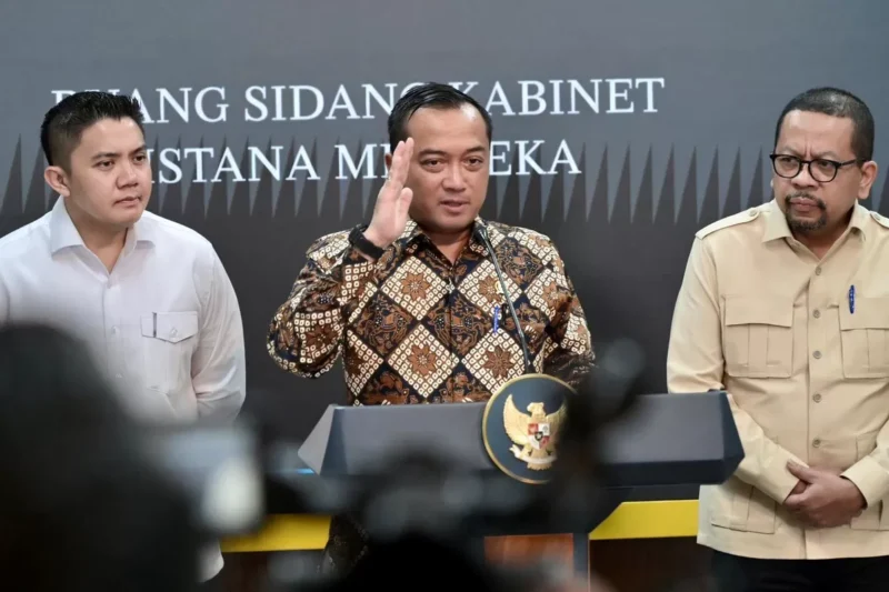 Menteri Sekretaris Negara, Prasetyo Hadi (tengah), didampingi Sekretaris Kabinet Teddy Indra Wijaya (kiri) dan Kepala Bakom RI Muhammad Qodari (kanan), saat memberikan keterangan pers terkait perombakan kepemimpinan Badan Gizi Nasional (BGN) di Istana Negara, Jakarta, Selasa (2/6/2026) malam.