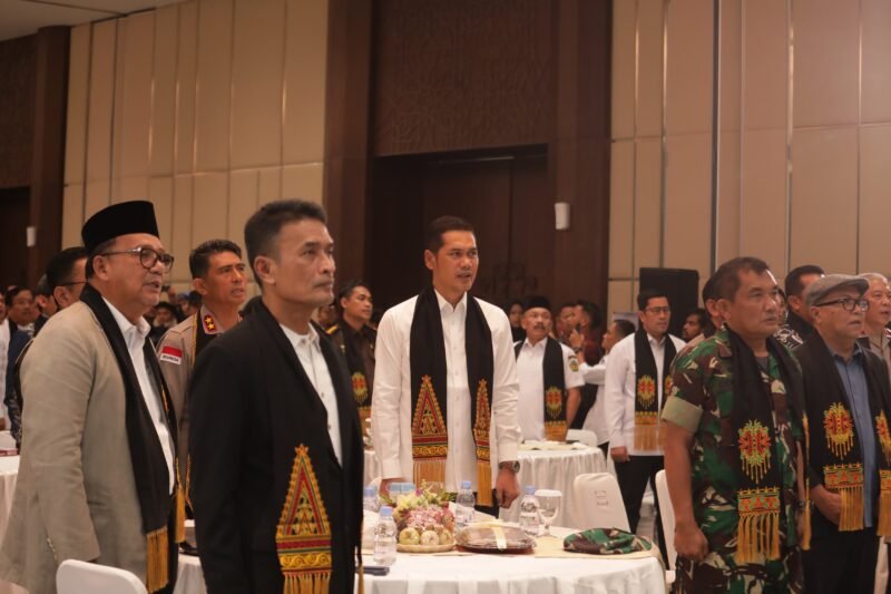 Sekretaris Daerah (Sekda) Aceh, M. Nasir, menyampaikan kata sambutan saat menghadiri peluncuran buku “Polda Aceh Meutuah” karya Dr. Nurlis Effendi di Gedung BSI Landmark Aceh, Banda Aceh, Rabu (3/6/2026).