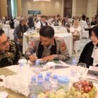 Kapolda Aceh Irjen Pol. Drs. Marzuki Ali Basyah, M.M., saat meluncurkan buku berjudul 