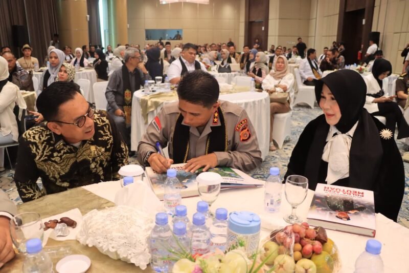 Kapolda Aceh Irjen Pol. Drs. Marzuki Ali Basyah, M.M., saat meluncurkan buku berjudul 