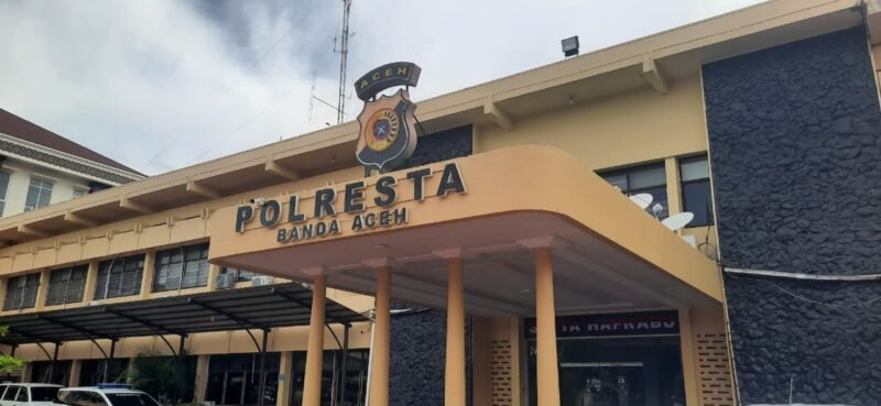 ​Kasi Propam Polresta Banda Aceh, AKP Adi Suriyono, saat memberikan keterangan terkait perkembangan pemeriksaan oknum personel berinisial Aiptu ZK oleh Subbid Paminal Propam Polda Aceh, Rabu (3/6/2026).