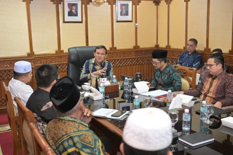 Wakil Gubernur Aceh Fadhlullah memimpin pertemuan audiensi bersama Majelis Permusyawaratan Ulama (MPU) Aceh dan unsur Mahkamah Syar’iyah Aceh di ruang kerjanya, Kamis (4/6/2026).