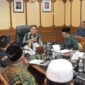 Wakil Gubernur Aceh Fadhlullah memimpin pertemuan audiensi bersama Majelis Permusyawaratan Ulama (MPU) Aceh dan unsur Mahkamah Syar’iyah Aceh di ruang kerjanya, Kamis (4/6/2026). 