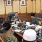 Wakil Gubernur Aceh Fadhlullah (tengah) saat menerima kunjungan audiensi dari Majelis Permusyawaratan Ulama (MPU) Aceh dan unsur Mahkamah Syar’iyah Aceh di ruang kerjanya, Banda Aceh, Kamis (4/6/2026).