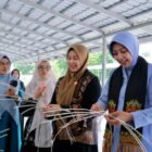 Ketua Dekranasda Aceh Besar Hj Rita Mayasari, mengajak Ketua PIA Ardhya Garini Cabang 13/D.I Lanud SIM Kodau I, Rieke Avianita Suryo Anggoro, mengunjungi berbagai stand UMKM di kawasan Gedung Dekranasda Aceh Besar, Gampong Gani, Kecamatan Ingin Jaya, Kabupaten Aceh Besar, Kamis (4/6/2026). FOTO/ MC ACEH BESAR