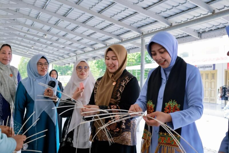 Ketua Dekranasda Aceh Besar Hj Rita Mayasari, mengajak Ketua PIA Ardhya Garini Cabang 13/D.I Lanud SIM Kodau I, Rieke Avianita Suryo Anggoro, mengunjungi berbagai stand UMKM di kawasan Gedung Dekranasda Aceh Besar, Gampong Gani, Kecamatan Ingin Jaya, Kabupaten Aceh Besar, Kamis (4/6/2026). FOTO/ MC ACEH BESAR