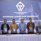 Bupati Aceh Besar H Muharram Idris didampingi Ketua DPRK Aceh Besar Abdul Muchti saat menerima dokumen LHP BPK RI Perwakilan Aceh, di Kantor BPK RI Perwakilan Aceh di Banda Aceh, pada Kamis (4/6/2026). FOTO/ MC ACEH BESAR