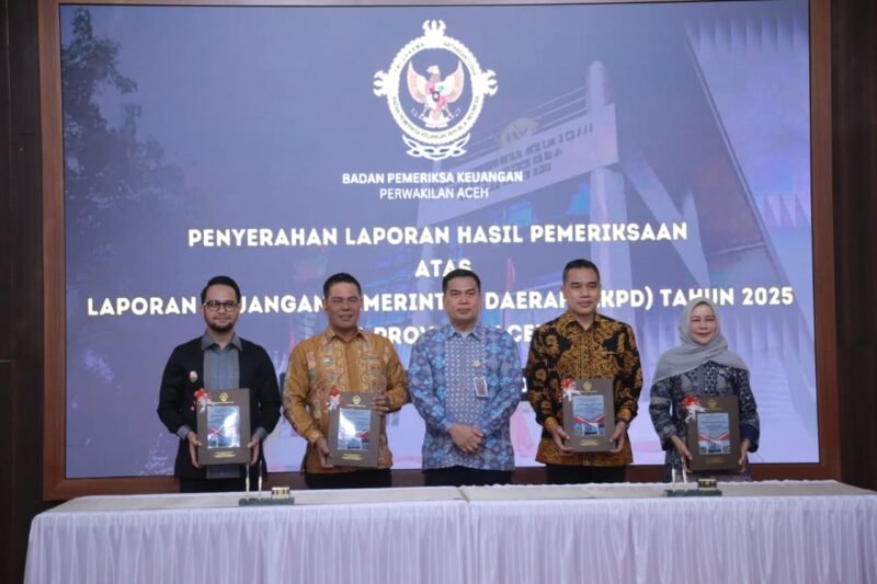 Bupati Aceh Besar H Muharram Idris didampingi Ketua DPRK Aceh Besar Abdul Muchti saat menerima dokumen LHP BPK RI Perwakilan Aceh, di Kantor BPK RI Perwakilan Aceh di Banda Aceh, pada Kamis (4/6/2026). FOTO/ MC ACEH BESAR