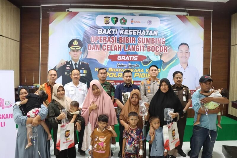 Kapolres Pidie AKBP Jaka Mulyana, S.I.K., M.I.K., bersama Wakil Bupati Pidie Al Zaizi dan Dandim 0102/Pidie Letkol Inf Abdul Hadi saat meninjau langsung pasien operasi bibir sumbing gratis di RSUD Tgk Chik Ditiro Sigli, Kamis (4/6/2026).