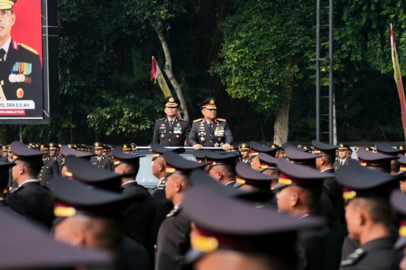 Wakapolri Komjen Pol. Dedi Prasetyo menyematkan tanda pangkat efektif kepada perwakilan perwira pada Upacara Penutupan Pendidikan dan Pelantikan Perwira Polri SIP Angkatan ke-55 dan SIP Khusus Intelijen Angkatan ke-11 TA 2026 di Lapangan Soetadi Ronodipuro, Setukpa Lemdiklat Polri, Sukabumi, Kamis (4/6/2026).