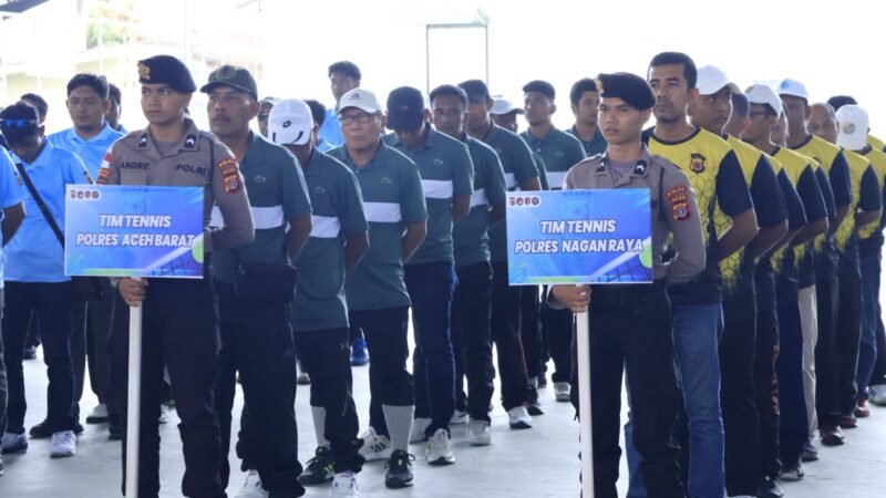Kapolda Aceh, Irjen Pol. Drs. Marzuki Ali Basyah, M.M., memberikan sambutan sekaligus membuka secara resmi Turnamen Tenis Kapolda Aceh Cup 2026 dalam rangka menyambut Hari Bhayangkara ke-80 di Lapangan Tenis Trengginas Polda Aceh, Banda Aceh, Kamis (4/6/2026). 