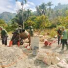 Personel Babinsa Kodim 0108/Aceh Tenggara bersama warga Desa Teger Miko bahu-membahu mengangkut material dan melakukan pengecoran pondasi tiang pylon Jembatan Gantung Perintis di Kecamatan Lawe Sumur, Aceh Tenggara, Rabu (3/6/2026). 