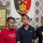 Petugas kepolisian saat melakukan pemeriksaan mendalam terkait laporan palsu kasus pembegalan seorang nakes di Probolinggo. Kasus yang sempat meresahkan warga ini berhasil diungkap jajaran Polsek Kraksaan dan Polres Probolinggo setelah menemukan ketidaksesuaian luka korban dengan kronologi kejadian.