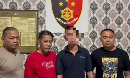 Petugas kepolisian saat melakukan pemeriksaan mendalam terkait laporan palsu kasus pembegalan seorang nakes di Probolinggo. Kasus yang sempat meresahkan warga ini berhasil diungkap jajaran Polsek Kraksaan dan Polres Probolinggo setelah menemukan ketidaksesuaian luka korban dengan kronologi kejadian.