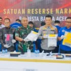 Kapolresta Banda Aceh Kombes Pol Andi Kirana (tengah) didampingi Danlanud SIM Kolonel Pnb Suryo Anggoro (kanan) saat menggelar konferensi pers pengungkapan kasus penyelundupan narkotika jenis sabu jaringan antarpulau di Meuligoe Rastra Sewakottama, Banda Aceh, Jumat (5/6/2026).