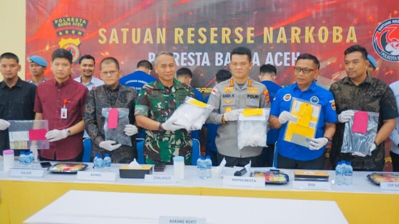 Kapolresta Banda Aceh Kombes Pol Andi Kirana (tengah) didampingi Danlanud SIM Kolonel Pnb Suryo Anggoro (kanan) saat menggelar konferensi pers pengungkapan kasus penyelundupan narkotika jenis sabu jaringan antarpulau di Meuligoe Rastra Sewakottama, Banda Aceh, Jumat (5/6/2026).