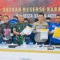 Kapolresta Banda Aceh Kombes Pol Andi Kirana (tengah) didampingi Danlanud SIM Kolonel Pnb Suryo Anggoro (kanan) saat menggelar konferensi pers pengungkapan kasus penyelundupan narkotika jenis sabu jaringan antarpulau di Meuligoe Rastra Sewakottama, Banda Aceh, Jumat (5/6/2026).