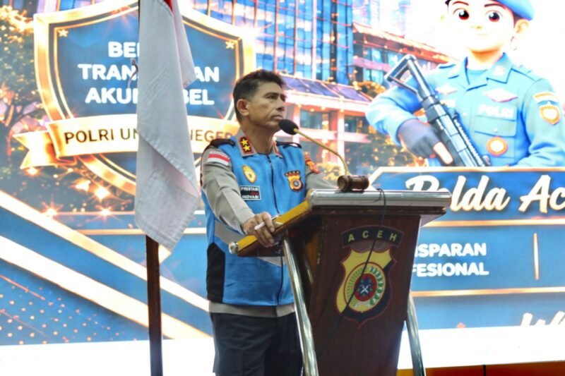 Kapolda Aceh, Irjen Pol Drs. Marzuki Alibasyah, M.M, saat memberikan arahan dan menegaskan prinsip BETAH (Bersih, Transparan, Akuntabel, dan Humanis) kepada para peserta dan orang tua pada penutupan sidang terbuka di Gedung Meuligoe. (Foto: Dok. Humas Polda Aceh)