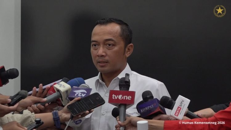 Silmy Karim saat memberikan keterangan kepada media beberapa waktu lalu. Presiden Prabowo Subianto resmi memberhentikannya dari jabatan Wakil Menteri Imigrasi dan Pemasyarakatan (Wamen Imipas) setelah ditetapkan sebagai tersangka oleh KPK. 