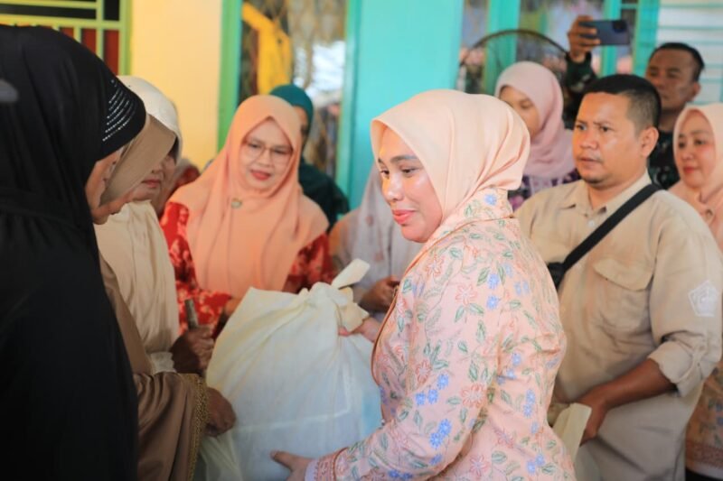 Ketua Dharma Wanita Persatuan (DWP) Aceh, Malahayati M. Nasir (tengah), didampingi Ketua DWP Kota Lhokseumawe, Rosnita A. Haris, menyerahkan bantuan secara simbolis kepada salah seorang lansia korban kebakaran di Desa Kampung Jawa, Kecamatan Banda Sakti, Kota Lhokseumawe, Jumat (5/6/2026).