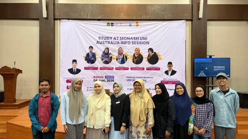 In-Country Representative Monash University Australia, Rizkiana, saat memaparkan materi mengenai program studi dan peluang beasiswa di hadapan ratusan generasi muda Aceh di Gedung Teater Museum UIN Ar-Raniry, Banda Aceh.