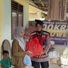 Personel Polwan Ditsamapta Polda Aceh mendatangi langsung rumah warga kurang mampu untuk menyerahkan paket sembako dalam program Jum’at Berkah di Banda Aceh, Jumat (5/6/2026).
