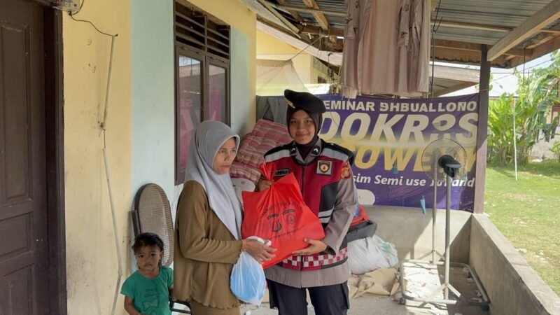 Personel Polwan Ditsamapta Polda Aceh mendatangi langsung rumah warga kurang mampu untuk menyerahkan paket sembako dalam program Jum’at Berkah di Banda Aceh, Jumat (5/6/2026).