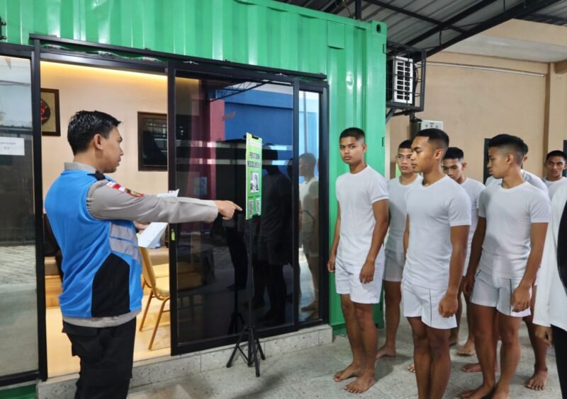 Sebanyak 11 calon taruna dan taruni Akpol Tahun 2026 mendengarkan pengumuman hasil Tes Kesehatan Tahap II di Klinik Bunda Thamrin, Banda Aceh. Dari tahapan ini, 10 calon taruna dan 1 calon taruni dinyatakan lulus dan berhak melanjutkan ke tahapan seleksi berikutnya.