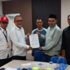 Wakil Dekan 1 FDK UIN Ar-Raniry, Dr. Mahmuddin, M.Si (tengah) secara simbolis menerima bantuan Mushaf Al-Qur’an Braille dari Kepala UPTD PSAAD Beujroh Meukarya Dinsos Aceh, Farid Wajdi, Aks, M.Si (kanan) didampingi Ketua Prodi Kesos, T. Zulyadi, Ph.D (kiri) di Ruang Laboratorium Prodi Kesos, Banda Aceh, Jumat (5/6/2026).