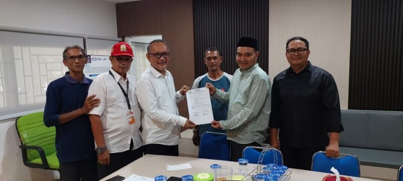 Wakil Dekan 1 FDK UIN Ar-Raniry, Dr. Mahmuddin, M.Si (tengah) secara simbolis menerima bantuan Mushaf Al-Qur’an Braille dari Kepala UPTD PSAAD Beujroh Meukarya Dinsos Aceh, Farid Wajdi, Aks, M.Si (kanan) didampingi Ketua Prodi Kesos, T. Zulyadi, Ph.D (kiri) di Ruang Laboratorium Prodi Kesos, Banda Aceh, Jumat (5/6/2026).
