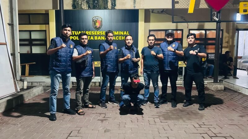 Tim Rimueng Koetaradja Polresta Banda Aceh saat mengamankan terduga pelaku pencurian uang tunai berinisial MI (26) beserta barang bukti hasil kejahatan, Jumat (5/6/2026) dini hari. (Foto: Dok. Polresta Banda Aceh)