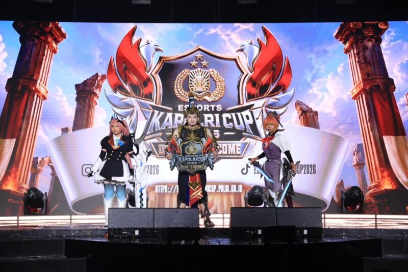 Kadiv Humas Polri Irjen Pol. Jhonny Eddizon Isir bersama Dirtipidsiber Bareskrim Polri Brigjen Pol. Adex Yudiswan saat meluncurkan E-Sport Kapolri Cup 2026 di sela-sela Munas IESPA 2026 di Balai Kartini, Jakarta, Kamis (5/6/2026).