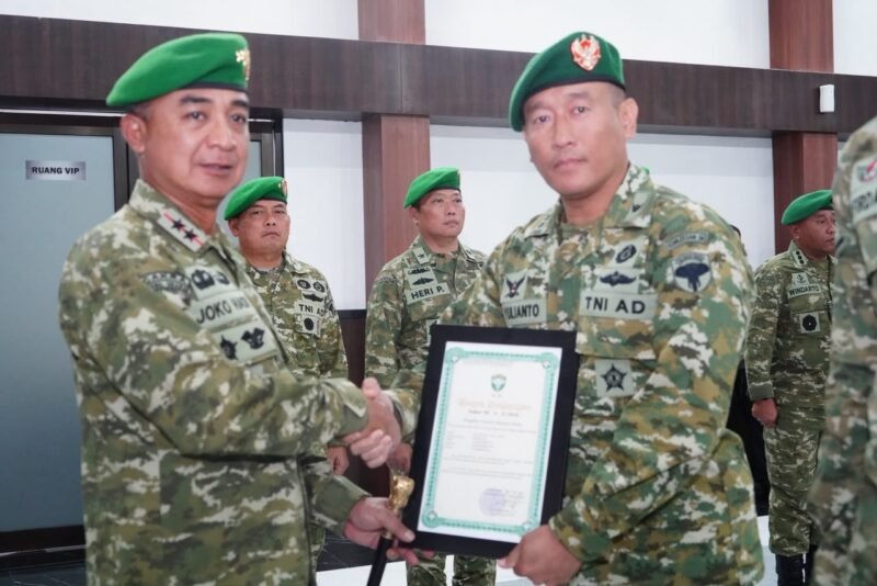 Sebagai bentuk apresiasi atas dedikasi dan loyalitas, Pangdam IM Mayjen TNI Joko Hadi Susilo memberikan piagam penghargaan kepada 94 prajurit dan melantik 3 personel yang menerima Kenaikan Pangkat Luar Biasa (KPLB) di Banda Aceh, Jumat (5/6/2026).