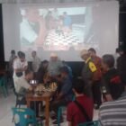 Puluhan pecatur dari berbagai kabupaten/kota se-Aceh tampak serius mengatur strategi dalam Turnamen Catur Cepat yang diselenggarakan oleh Klub Catur Aceh (KCA) di Warkop Kupikayee, Banda Aceh, Minggu (7/6/2026).