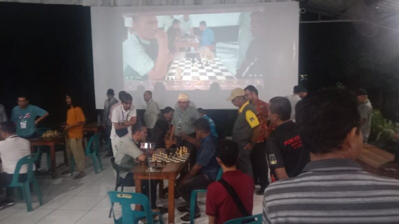 Puluhan pecatur dari berbagai kabupaten/kota se-Aceh tampak serius mengatur strategi dalam Turnamen Catur Cepat yang diselenggarakan oleh Klub Catur Aceh (KCA) di Warkop Kupikayee, Banda Aceh, Minggu (7/6/2026).