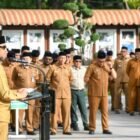 Sekda Kota Banda Aceh Jalaluddin pimpin Apel Gabungan ASN di halaman Balai Kota, Senin 8/6/2026, dihadiri ribuan ASN, kepala OPD, keuchik & kepala sekolah.