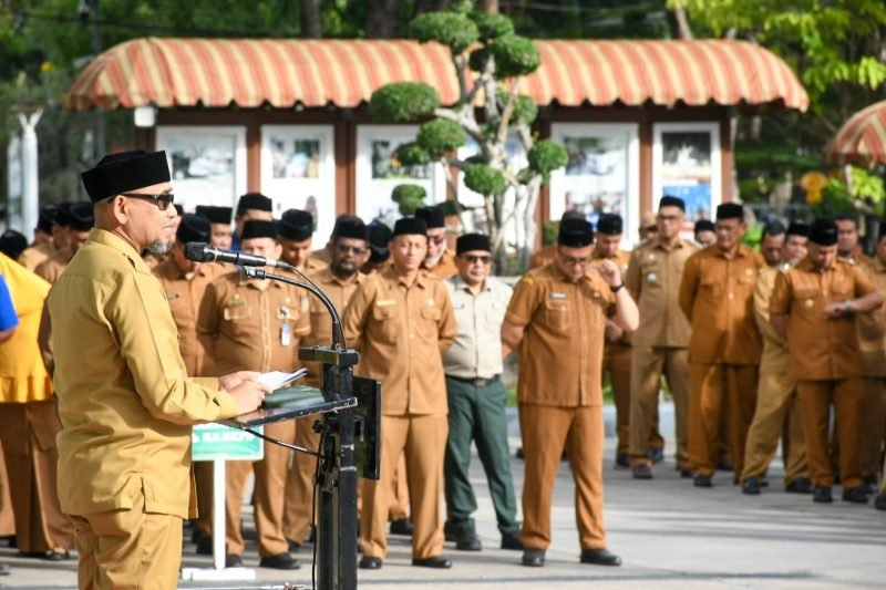 Sekda Kota Banda Aceh Jalaluddin pimpin Apel Gabungan ASN di halaman Balai Kota, Senin 8/6/2026, dihadiri ribuan ASN, kepala OPD, keuchik & kepala sekolah.