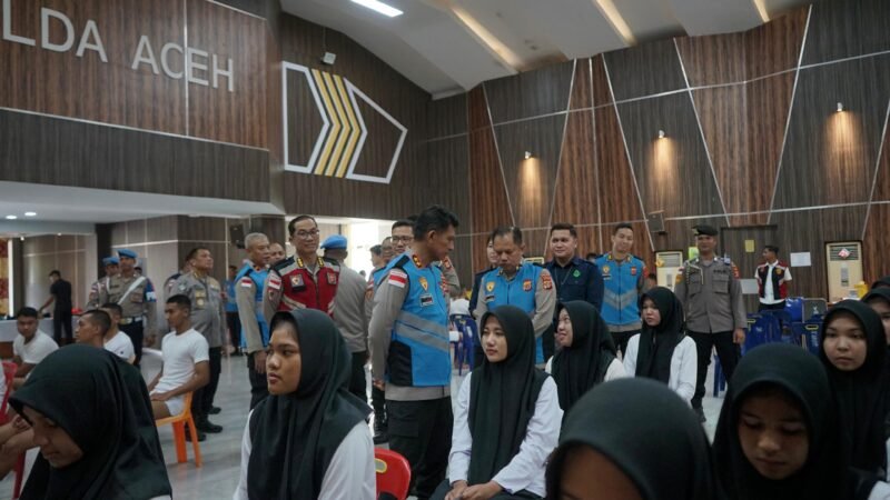 Kapolda Aceh Irjen Pol. Drs. Marzuki Ali Basyah, M.M., didampingi Wakapolda Aceh Brigjen Pol. Ari Wahyu Widodo, S.I.K., saat meninjau langsung pelaksanaan Pemeriksaan Kesehatan (Rikkes) Tahap II Penerimaan Bintara Polri T.A. 2026 di Gedung Presisi Polda Aceh, Senin (8/6/2026).