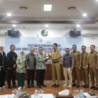 Sekretaris Daerah (Sekda) Aceh, M. Nasir, saat menerima kunjungan kerja Badan Aspirasi Masyarakat (BAM) DPR RI yang dipimpin oleh Ahmad Heryawan di Ruang Potensi Daerah I Setda Aceh, Banda Aceh, Senin (8/6/2026). 