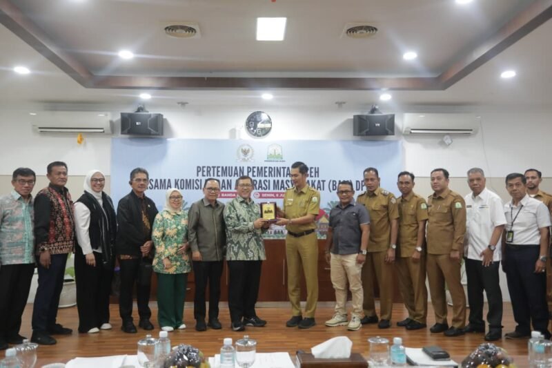 Sekretaris Daerah (Sekda) Aceh, M. Nasir, saat menerima kunjungan kerja Badan Aspirasi Masyarakat (BAM) DPR RI yang dipimpin oleh Ahmad Heryawan di Ruang Potensi Daerah I Setda Aceh, Banda Aceh, Senin (8/6/2026). 