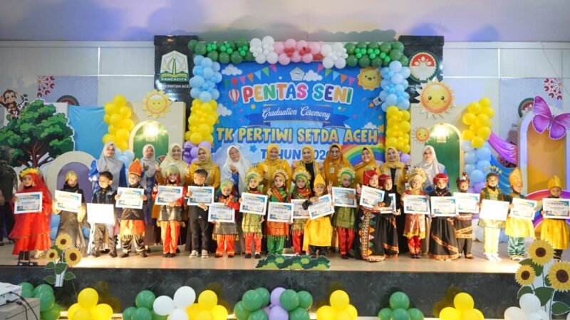 Penasihat Dharma Wanita Persatuan (DWP) Aceh, Mukarramah Fadhlullah, saat menyampaikan kata sambutan dalam acara Pentas Seni dan Pelepasan Siswa TK B Yayasan TK Pertiwi Setda Aceh di Aula DWP Aceh, Selasa (9/6).