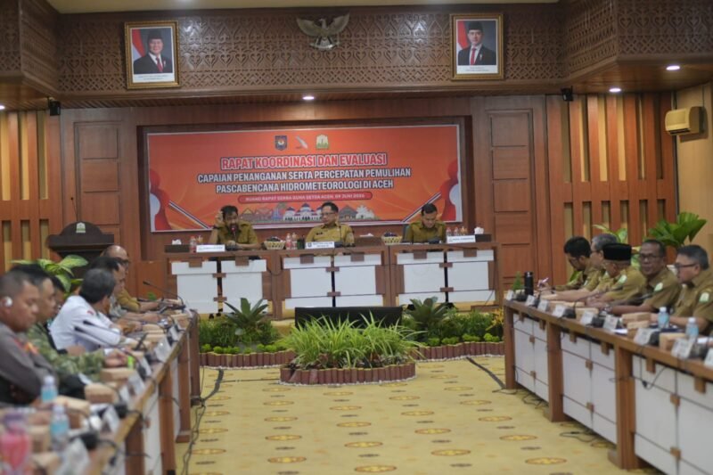 Menteri Dalam Negeri Muhammad Tito Karnavian (tengah) bersama Gubernur Aceh Muzakir Manaf (kanan) dan Wakil Gubernur Aceh Fadhlullah (kiri) dalam rapat koordinasi penanganan pascabencana di Gedung Serbaguna Kantor Gubernur Aceh, Selasa (9/6/2026).