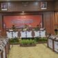 Menteri Dalam Negeri Muhammad Tito Karnavian (tengah) bersama Gubernur Aceh Muzakir Manaf (kanan) dan Wakil Gubernur Aceh Fadhlullah (kiri) dalam rapat koordinasi penanganan pascabencana di Gedung Serbaguna Kantor Gubernur Aceh, Selasa (9/6/2026).