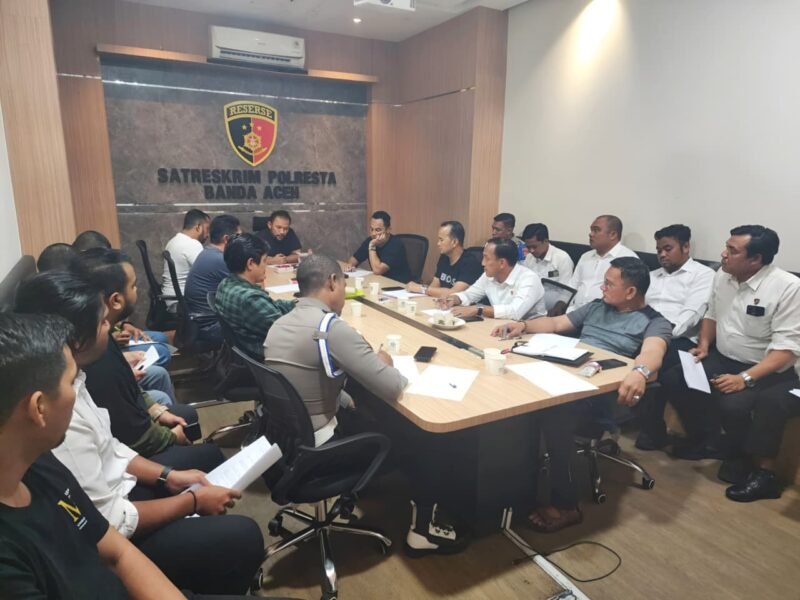 Kasatreskrim Polresta Banda Aceh, Kompol Miftahuda Dizha Fezuono (tengah), saat memberikan keterangan pers terkait perkembangan kasus perusakan di USK, Selasa (9/6/2026). Polresta Banda Aceh kini telah menetapkan 12 orang sebagai tersangka dan memeriksa 35 saksi dalam kasus perusakan dan pembakaran Gedung Fakultas Pertanian USK.