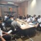 Kasatreskrim Polresta Banda Aceh, Kompol Miftahuda Dizha Fezuono (tengah), saat memberikan keterangan pers terkait perkembangan kasus perusakan di USK, Selasa (9/6/2026). Polresta Banda Aceh kini telah menetapkan 12 orang sebagai tersangka dan memeriksa 35 saksi dalam kasus perusakan dan pembakaran Gedung Fakultas Pertanian USK.